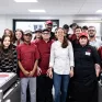 Nina Métayer avec des jeunes apprentis du lycée professionnel de Bouguenais